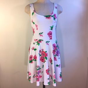 NWT White Flower Print Lace Back Dress